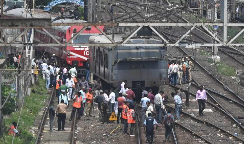Mumbai Central Station Local Train Derails with No Casualties; Suburban Train Services Disrupted