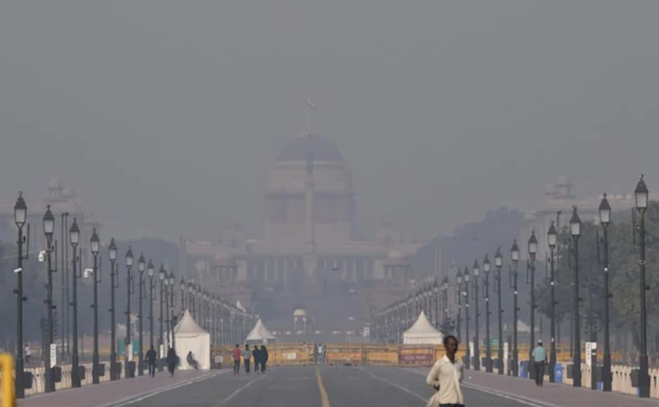 Delhi Continues to Struggle with ‘Very Poor’ Air Quality for the Fourth Consecutive Day, Impacting Morning Walkers