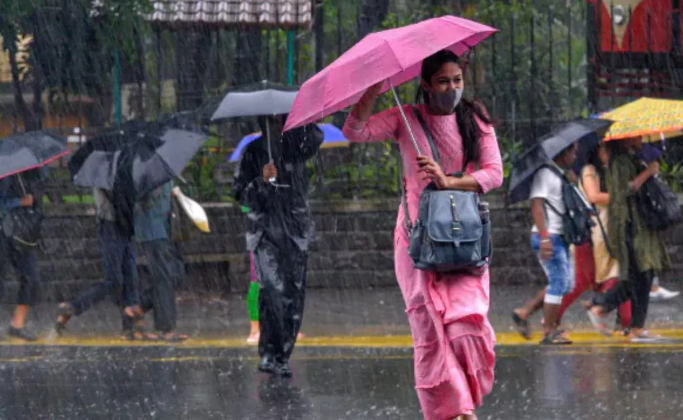 Delhi-NCR Experiences the Onset of Chilling Cold, a Blanket of Fog Surrounds—IMD Issues Rain Alert.