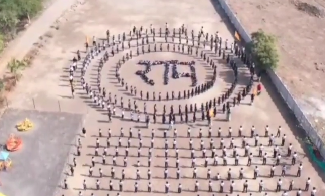 700 Students Create a Human Chain Named ‘Ram,’ School Echoes with Cheers of Jai Shri Ram; Watch the Video